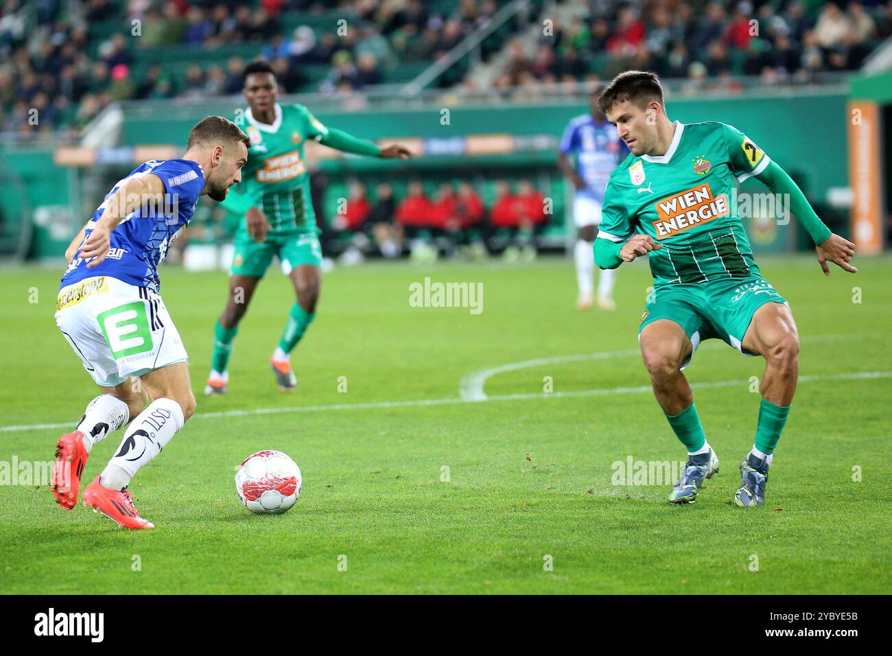 Wien, Österreich. Oktober 2024. WIEN, ÖSTERREICH - 20. OKTOBER: Juergen Heil von Hartberg und Jonas Auer von Rapid während des Admiral-Bundesliga-Spiels zwischen SK Rapid und TSV Egger Glas Hartberg im Allianz Stadion am 20. Oktober 2024 in Wien.241020 SEPA 29 036 - 20241020 PD13495 Credit: APA-PictureDesk/Alamy Live News Stockfoto