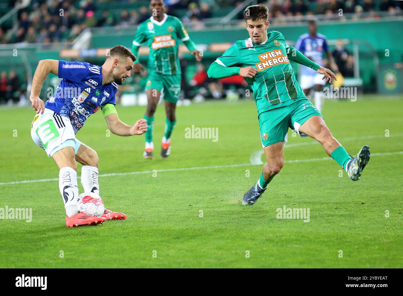 Wien, Österreich. Oktober 2024. WIEN, ÖSTERREICH - 20. OKTOBER: Juergen Heil von Hartberg und Jonas Auer von Rapid während des Admiral-Bundesliga-Spiels zwischen SK Rapid und TSV Egger Glas Hartberg im Allianz Stadion am 20. Oktober 2024 in Wien.241020 SEPA 29 027 - 20241020 PD13512 Credit: APA-PictureDesk/Alamy Live News Stockfoto