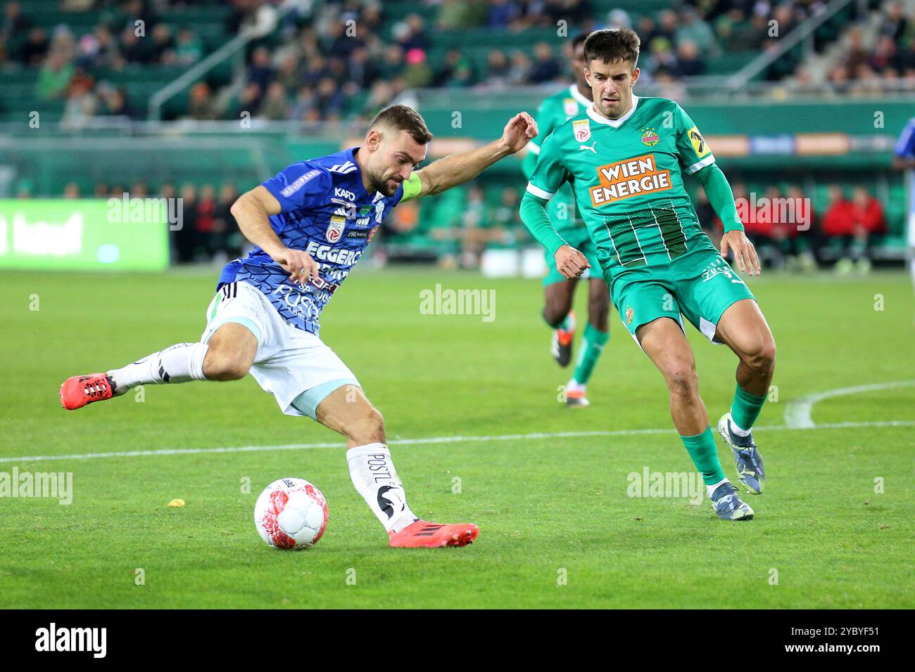 Wien, Österreich. Oktober 2024. WIEN, ÖSTERREICH - 20. OKTOBER: Juergen Heil von Hartberg und Jonas Auer von Rapid während des Admiral-Bundesliga-Spiels zwischen SK Rapid und TSV Egger Glas Hartberg im Allianz Stadion am 20. Oktober 2024 in Wien.241020 SEPA 29 024 - 20241020 PD13545 Credit: APA-PictureDesk/Alamy Live News Stockfoto