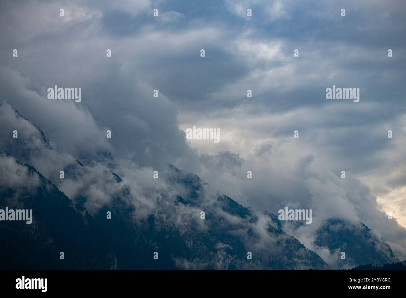 Moody Alpine Landscape: Dichte Wolken umhüllen die zerklüfteten Gipfel des Lackenbergs in Österreich, dramatischer und geheimnisvoller Berg Stockfoto