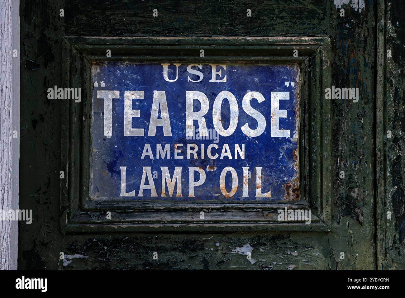 Vintage-Emaille-Werbeschild für Tea Rose American Lamp Oil an der Tür von Mr Purves' Lamp Emporium in Stockbridge, Edinburgh, Schottland, Großbritannien. Stockfoto