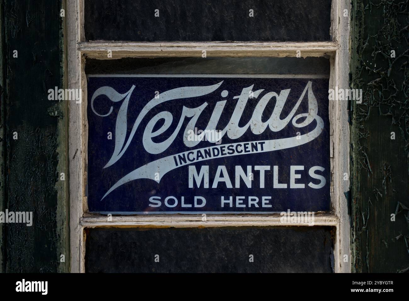 Vintage-Emaille-Werbeschild für Veritas Glühlenmäntel an der Tür von Mr. Purves' Lamp Emporium in Stockbridge, Edinburgh, Schottland, Großbritannien. Stockfoto