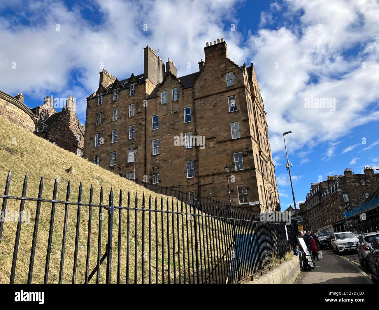 Traditionelle Architektur auf der Johnston Terrace in der Nähe von Edinburgh Castle. Edinburgh, Schottland, Vereinigtes Königreich. März 2024. Stockfoto