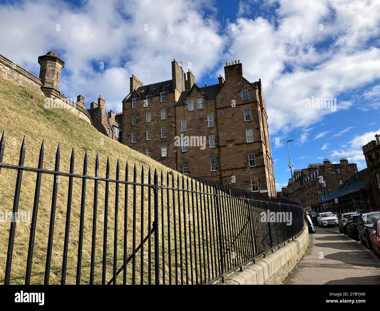 Traditionelle Architektur auf der Johnston Terrace in der Nähe von Edinburgh Castle. Edinburgh, Schottland, Vereinigtes Königreich. März 2024. Stockfoto