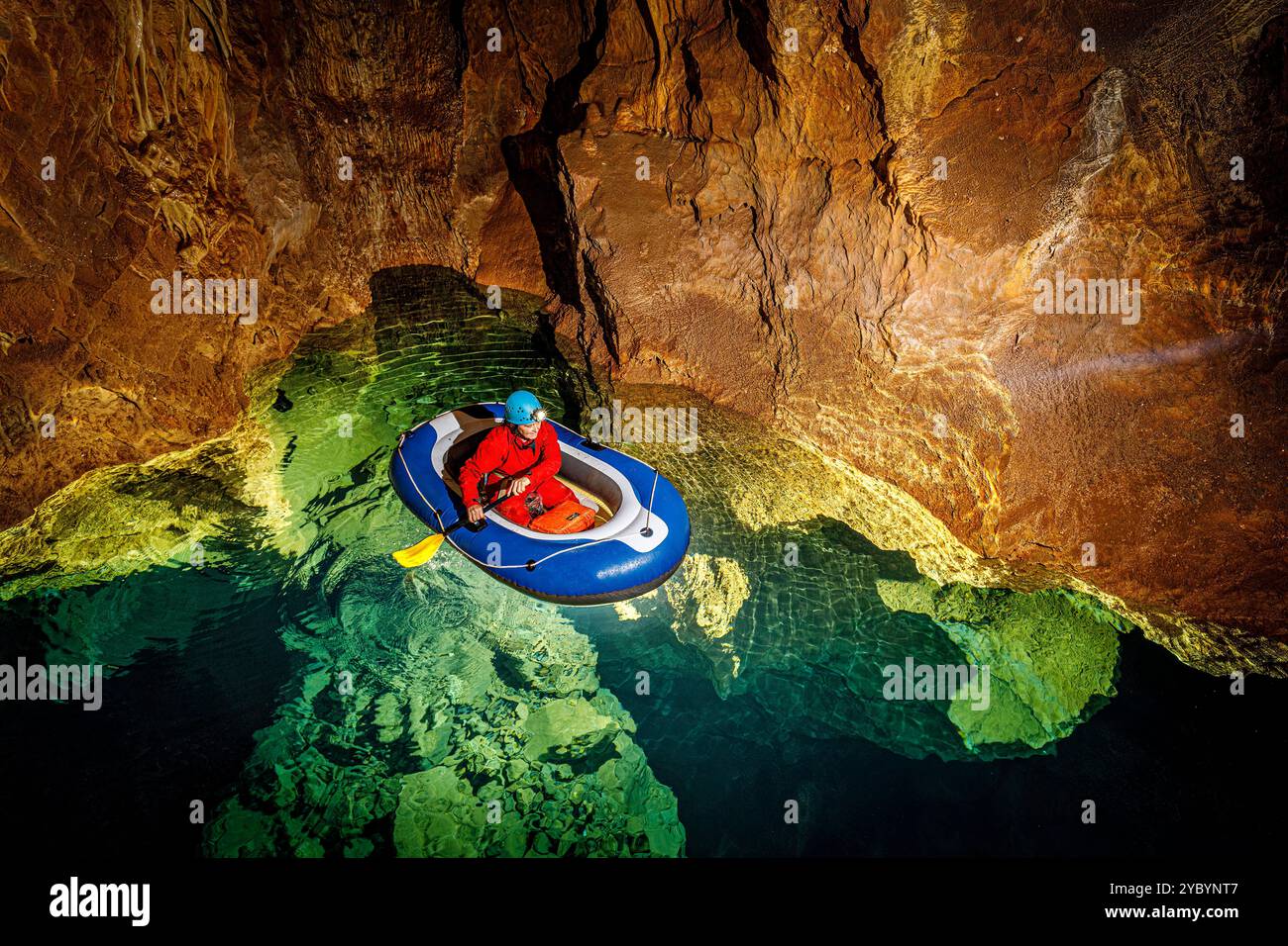 Höhlenfahrt im Boot über den überfluteten See im Bergwerk Estramos, Ungarn Stockfoto