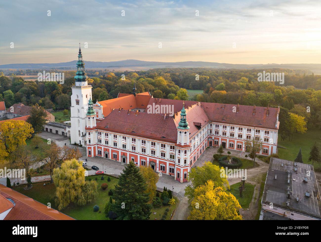 Luftaufnahme der Abtei Henrykow (Klasztor Ksiegi Henrykowskiej), Polen Stockfoto