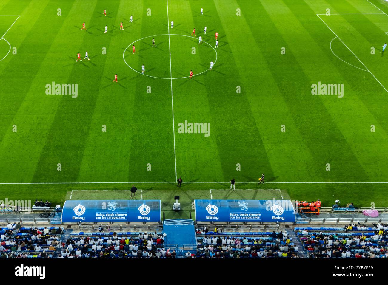 Aus der Vogelperspektive des Fußballstadions Romareda während eines echten Zaragossa-Spiels gegen UD Almeria Stockfoto