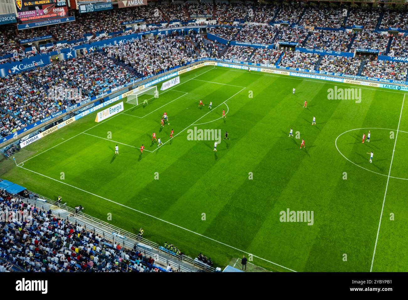 Aus der Vogelperspektive des Fußballstadions Romareda während eines echten Zaragossa-Spiels gegen UD Almeria Stockfoto