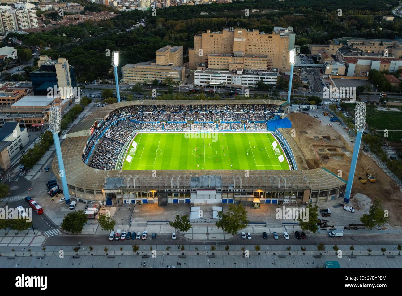 Aus der Vogelperspektive des Fußballstadions Romareda während eines echten Zaragossa-Spiels gegen UD Almeria Stockfoto