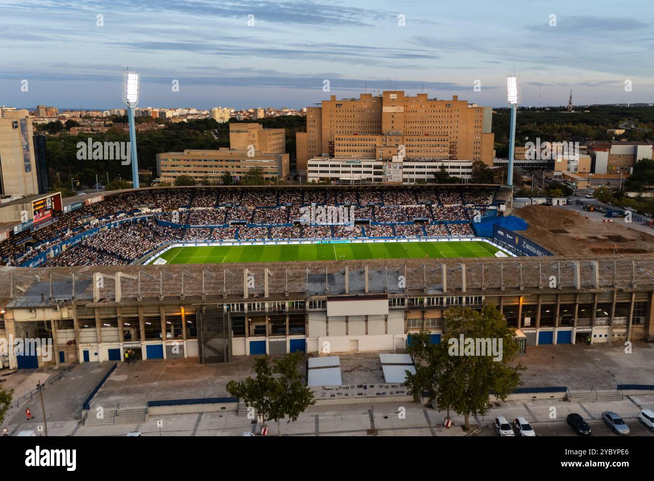 Aus der Vogelperspektive des Fußballstadions Romareda während eines echten Zaragossa-Spiels gegen UD Almeria Stockfoto