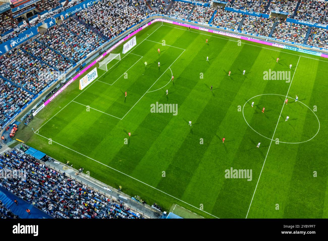 Aus der Vogelperspektive des Fußballstadions Romareda während eines echten Zaragossa-Spiels gegen UD Almeria Stockfoto