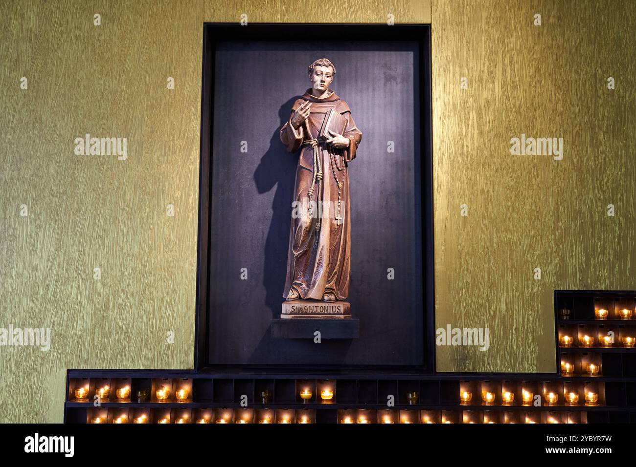 Bremen, Deutschland - 1. September 2024 - Johanniskirche im Stadtteil Schnoor an einem sonnigen Sommertag Stockfoto