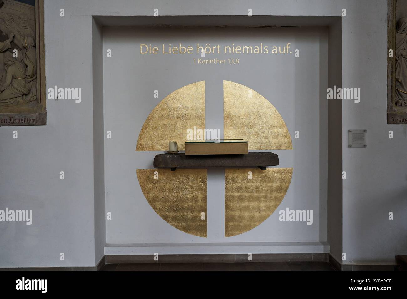 Bremen, Deutschland - 1. September 2024 - Johanniskirche im Stadtteil Schnoor an einem sonnigen Sommertag Stockfoto