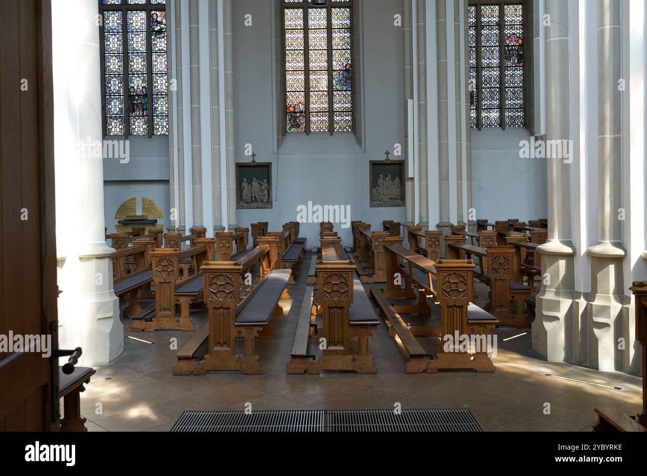 Bremen, Deutschland - 1. September 2024 - Johanniskirche im Stadtteil Schnoor an einem sonnigen Sommertag Stockfoto