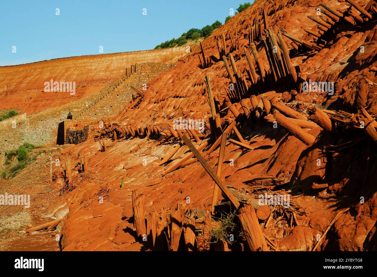 Das Lagergebiet Fanghi Rossi, verlassene Bergwerk von Monteponi, in Iglesias, Sulcis Iglesiense, Arbus, Provinz Südsardinien, Italien Stockfoto