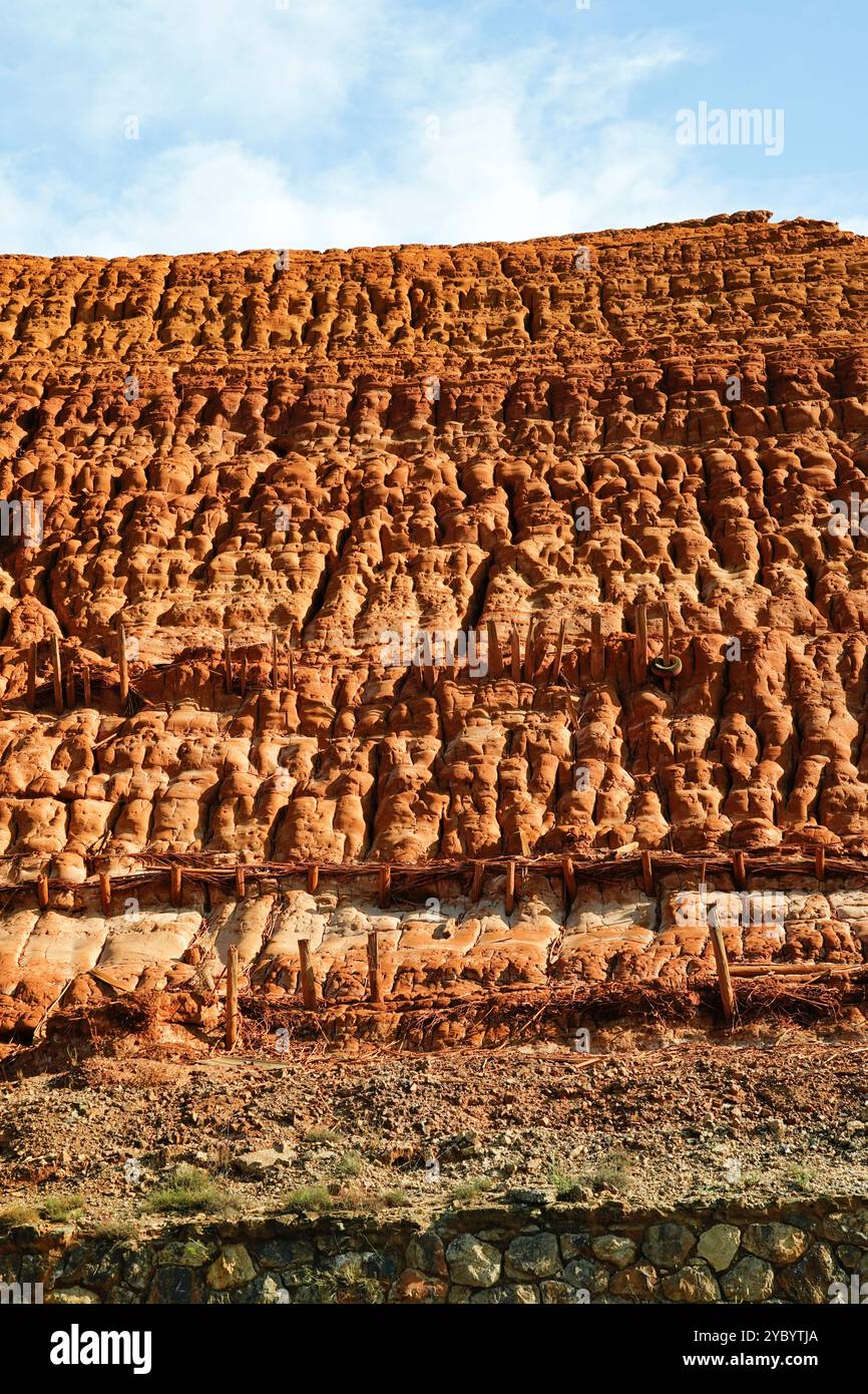 Das Lagergebiet Fanghi Rossi, verlassene Bergwerk von Monteponi, in Iglesias, Sulcis Iglesiense, Arbus, Provinz Südsardinien, Italien Stockfoto