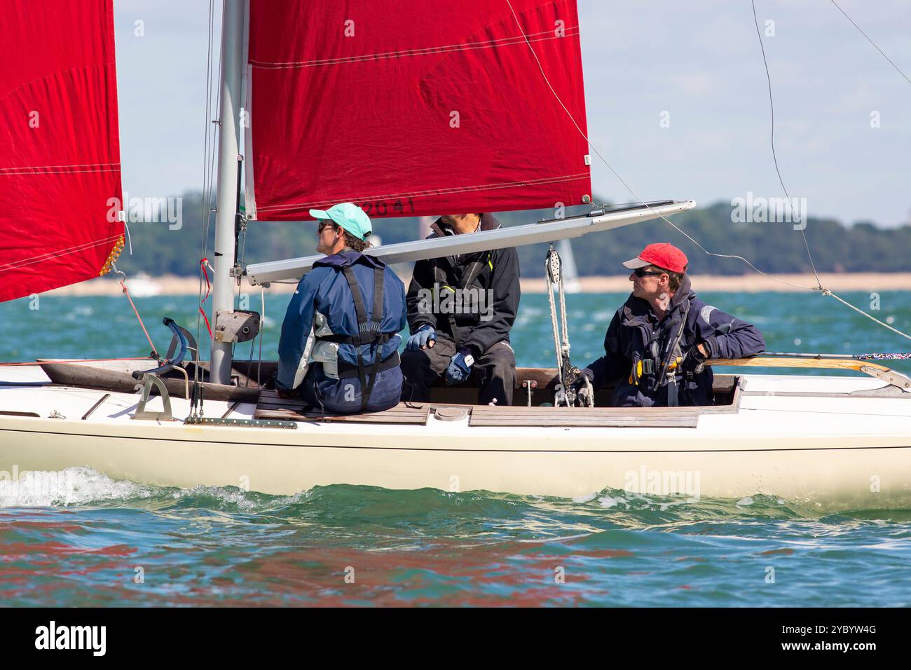 Bembridge Redwing-Klasse Yachten, die in der Cowes Week 2022 Rennen fahren Stockfoto