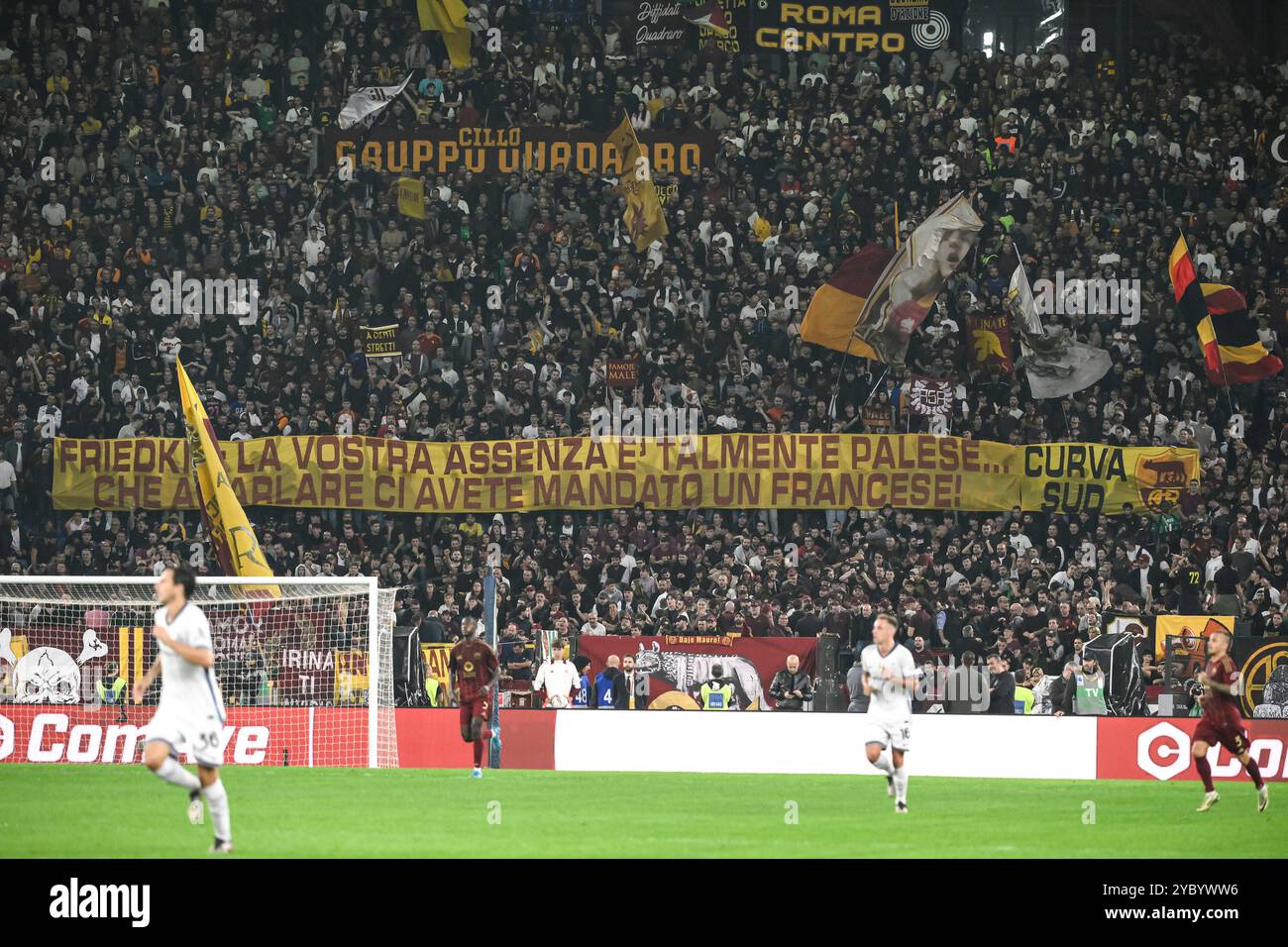 Rom, Italien. Oktober 2024. Während eines 15-minütigen Streiks während des Fußballspiels der Serie A zwischen AS Roma und FC Internazionale im Olimpico-Stadion in Rom (Italien) zeigen 2024 die Roma-Spieler ein Banner gegen Friedkin-Präsident und Vizepräsidenten. Quelle: Insidefoto di andrea staccioli/Alamy Live News Stockfoto