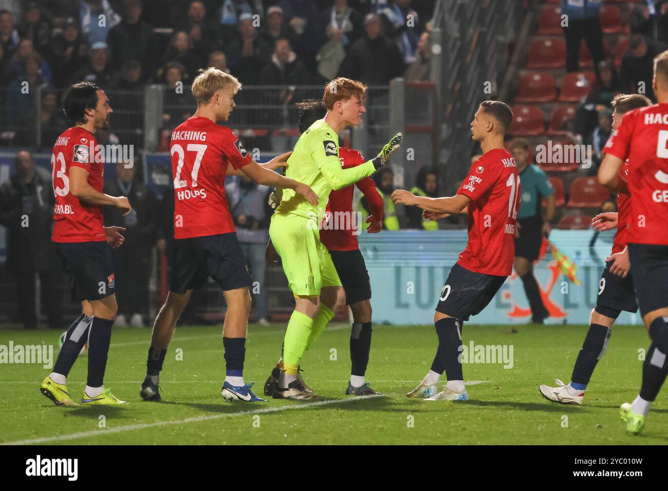 Spieler feiern Konstantin Heide (SpVgg Unterhaching, 01) nach einer Parade, mit Tim Hoops (SpVgg Unterhaching, 27) und Sebastian Maier (SpVgg Unterhaching, 10) und Markus Schwabl (SpVgg Unterhaching, 23), SpVgg Unterhaching vs. TSV 1860 München, Fussball, 3. Liga, 10. Spieltag, Saison 2024/2025, 20.10.2024, DFL-VORSCHRIFTEN VERBIETEN JEDE VERWENDUNG VON FOTOGRAFIEN ALS BILDSEQUENZEN, Foto: Eibner-Pressefoto/Jenni Maul Stockfoto