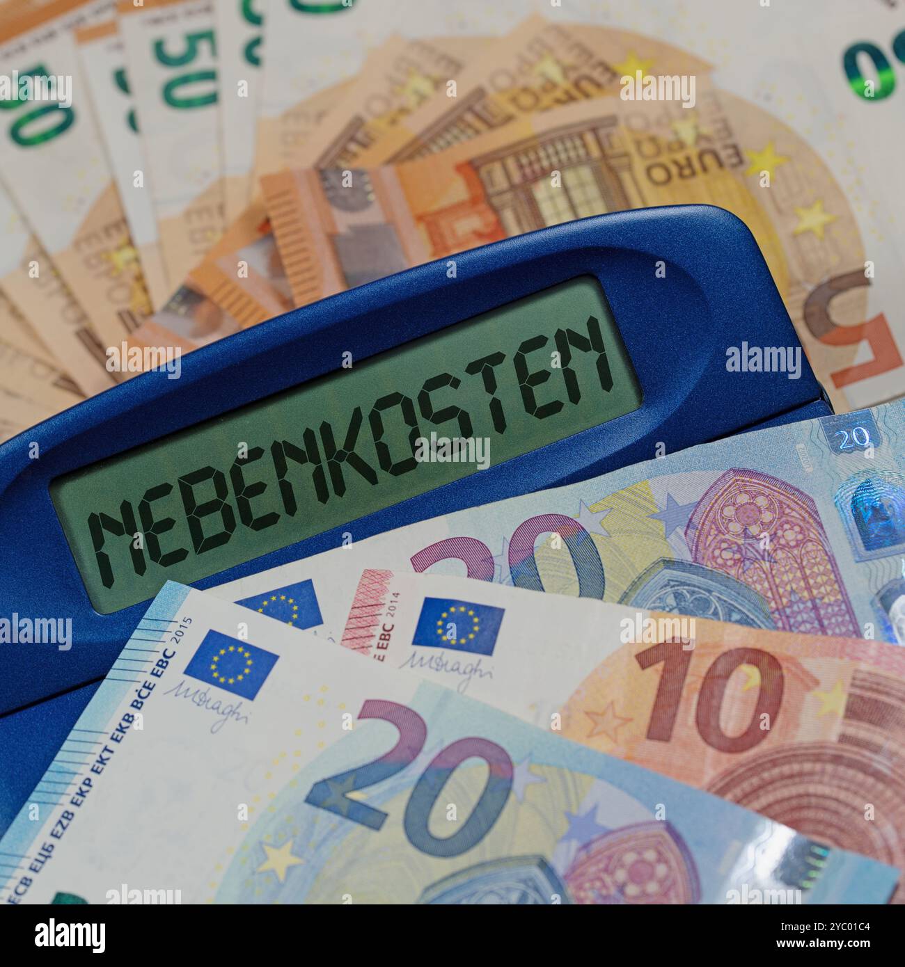 Taschenrechner mit den Textgebühren auf dem Display Stockfoto