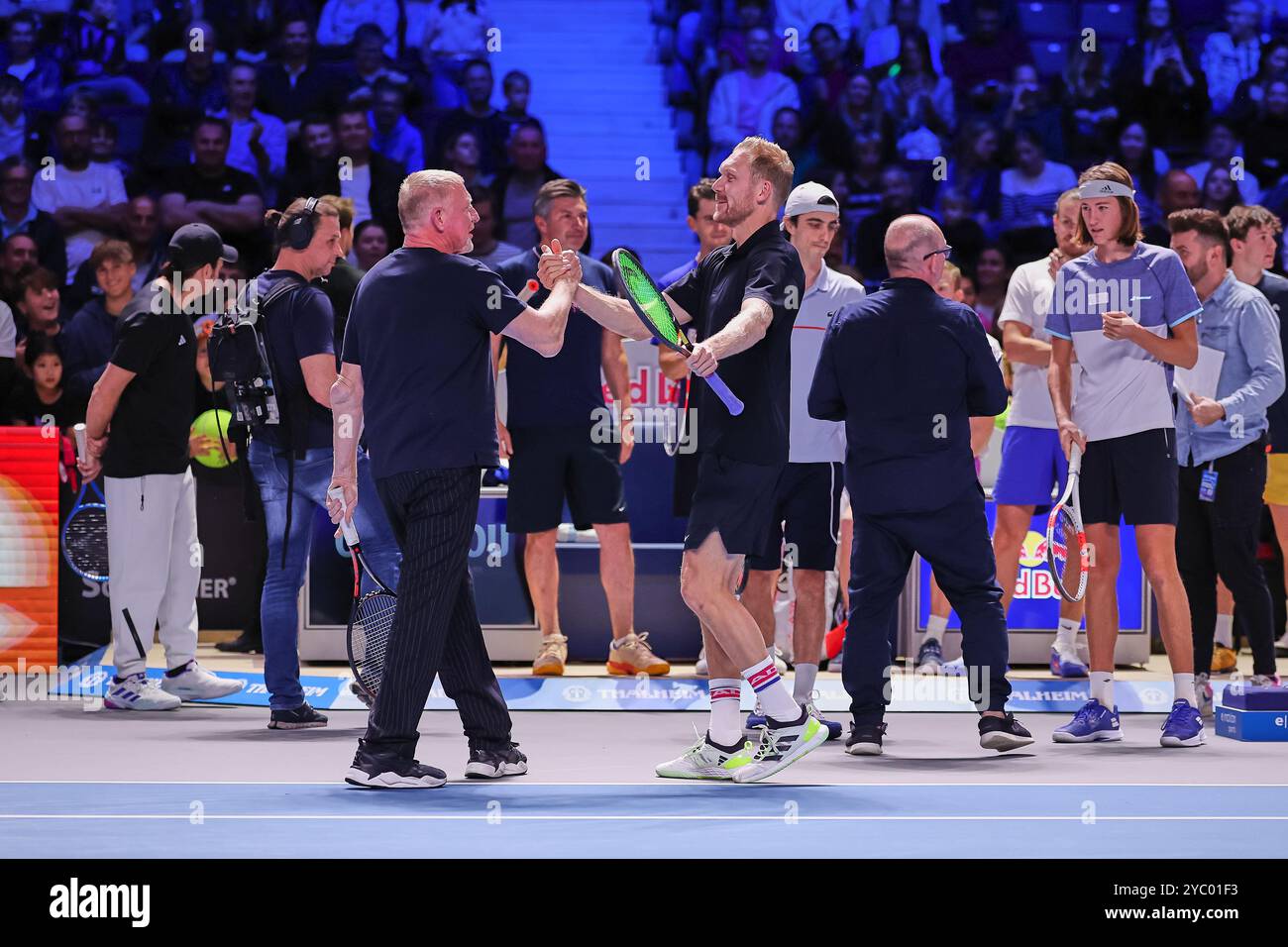 Wien, Wien, Österreich. Oktober 2024. Boris Becker aus Deutschland, Matthias Bachinger aus Deutschland, Handschütteln während der Este Bank Open - ATP500, Herren Tennis (Foto: © Mathias Schulz/ZUMA Press Wire) NUR REDAKTIONELLE VERWENDUNG! Nicht für kommerzielle ZWECKE! Quelle: ZUMA Press, Inc./Alamy Live News Stockfoto