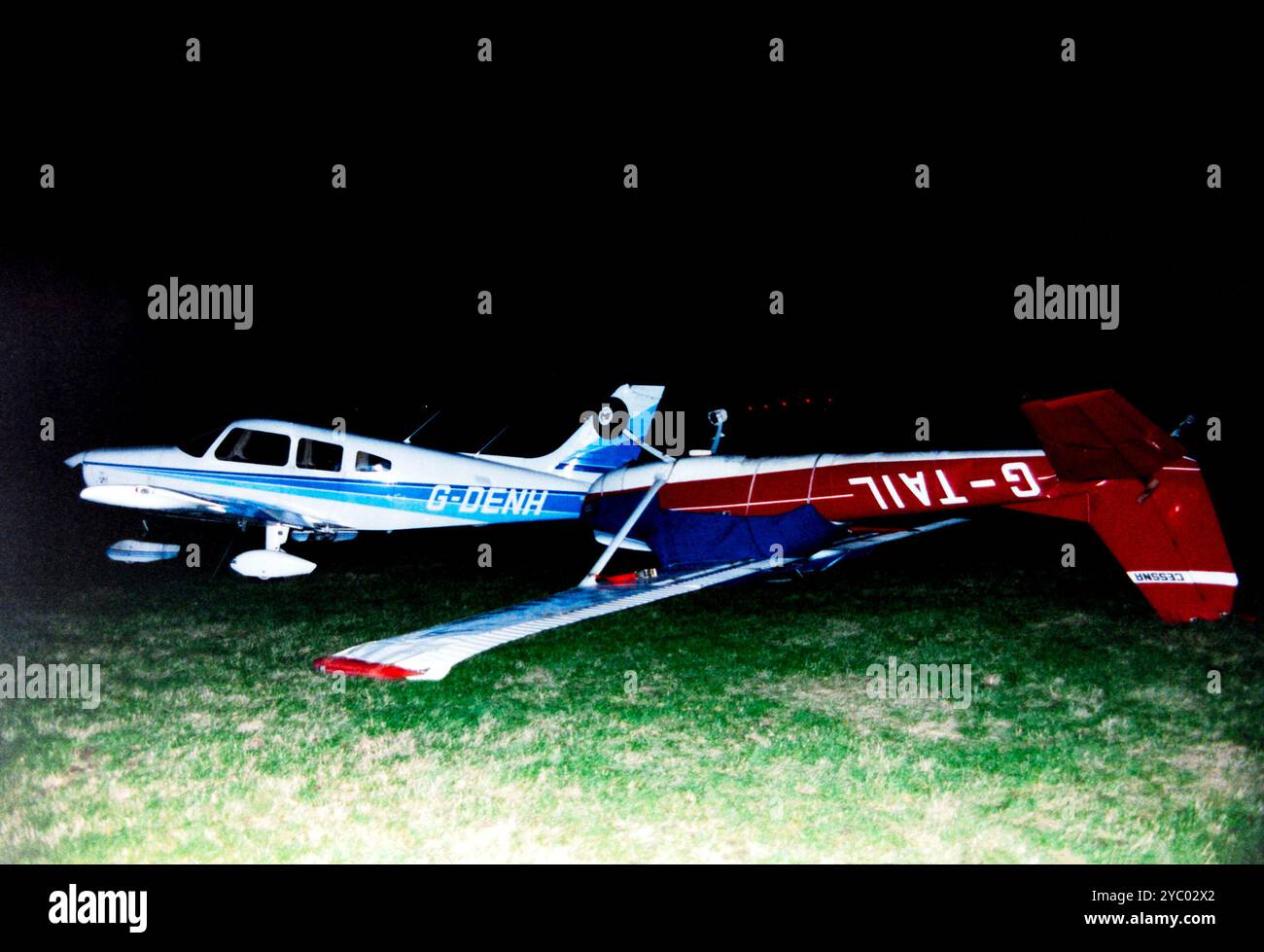 Starke Sturmwinde vom Oktober 1998 drehten die Cessna 150 G-TAIL am Southend Airport in Essex, Großbritannien, um Schäden an der Cessna und einem anderen Flugzeug zu verursachen. Stockfoto