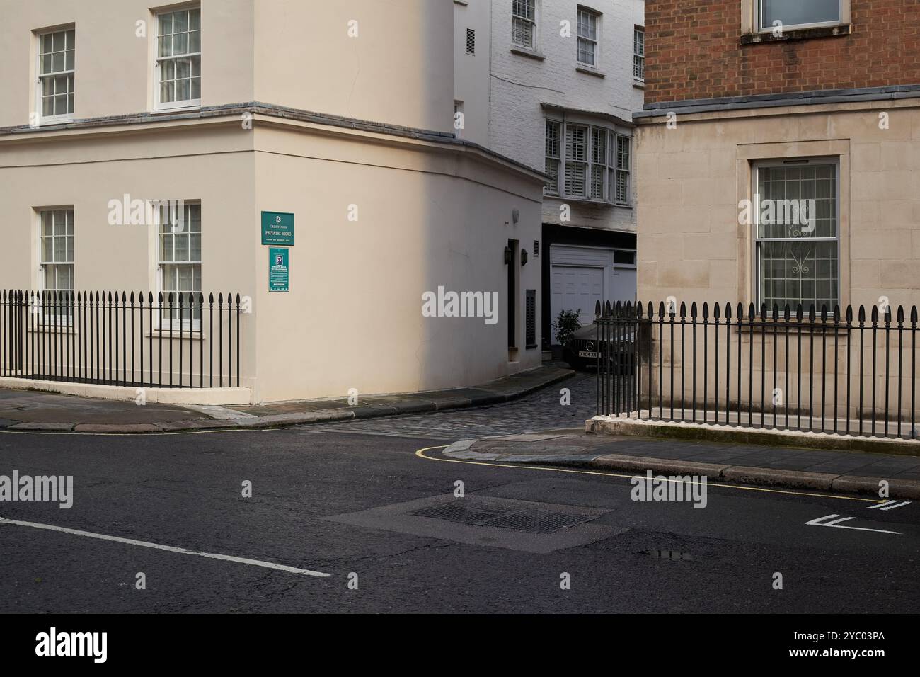 20 okt 2024 - Londonuk : Häuser auf der privaten Straße in london mit Herbstsonne Stockfoto