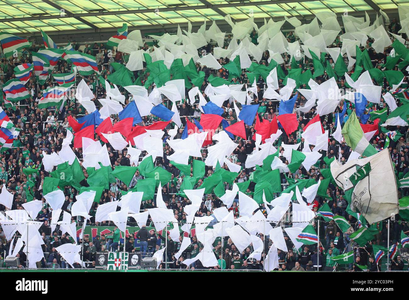 Wien, Österreich. Oktober 2024. WIEN, ÖSTERREICH - 20. OKTOBER: SK Rapid Fans mit Chor während des Admiral Bundesliga-Spiels zwischen SK Rapid und TSV Egger Glas Hartberg im Allianz Stadion am 20. Oktober 2024 in Wien.241020 SEPA 29 041 - 20241020 PD17061 Credit: APA-PictureDesk/Alamy Live News Stockfoto