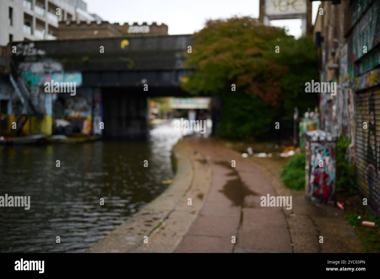 20 okt 2024 - Londonuk : völlig verschwommenes Bild der Brücke über den Kanal mit Graffiti an den Wänden Stockfoto