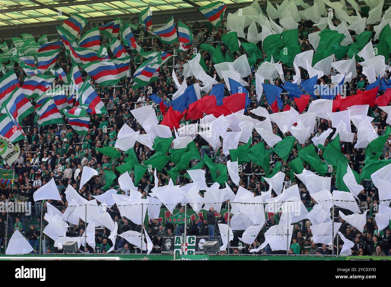 Wien, Österreich. Oktober 2024. WIEN, ÖSTERREICH - 20. OKTOBER: SK Rapid Fans mit Chor während des Admiral Bundesliga-Spiels zwischen SK Rapid und TSV Egger Glas Hartberg im Allianz Stadion am 20. Oktober 2024 in Wien.241020 SEPA 29 043 - 20241020 PD17072 Credit: APA-PictureDesk/Alamy Live News Stockfoto