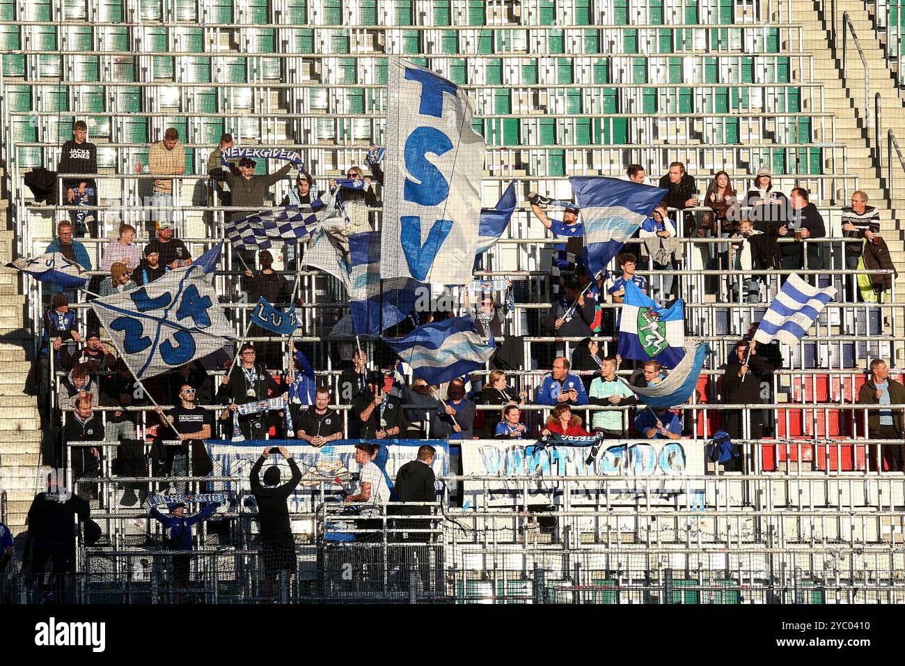 Wien, Österreich. Oktober 2024. WIEN, ÖSTERREICH - 20. OKTOBER: TSV Hartberg Fans während des Admiral-Bundesliga-Spiels zwischen SK Rapid und TSV Egger Glas Hartberg im Allianz Stadion am 20. Oktober 2024 in Wien.241020 SEPA 29 042 - 20241020 PD17074 Credit: APA-PictureDesk/Alamy Live News Stockfoto