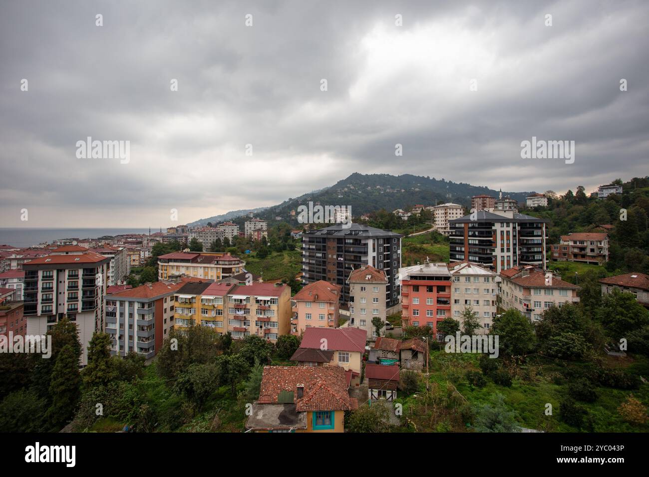 Panoramablick auf Cayeli, Rize, Türkei mit Blick auf das Schwarze Meer an einem bewölkten Tag mit Küsten- und Stadtlandschaft Stockfoto