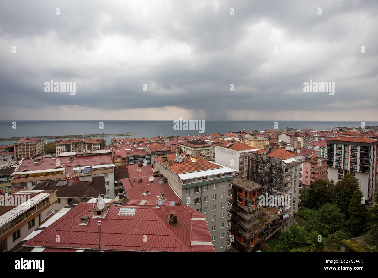 Panoramablick auf Cayeli, Rize, Türkei mit Blick auf das Schwarze Meer an einem bewölkten Tag mit Küsten- und Stadtlandschaft Stockfoto