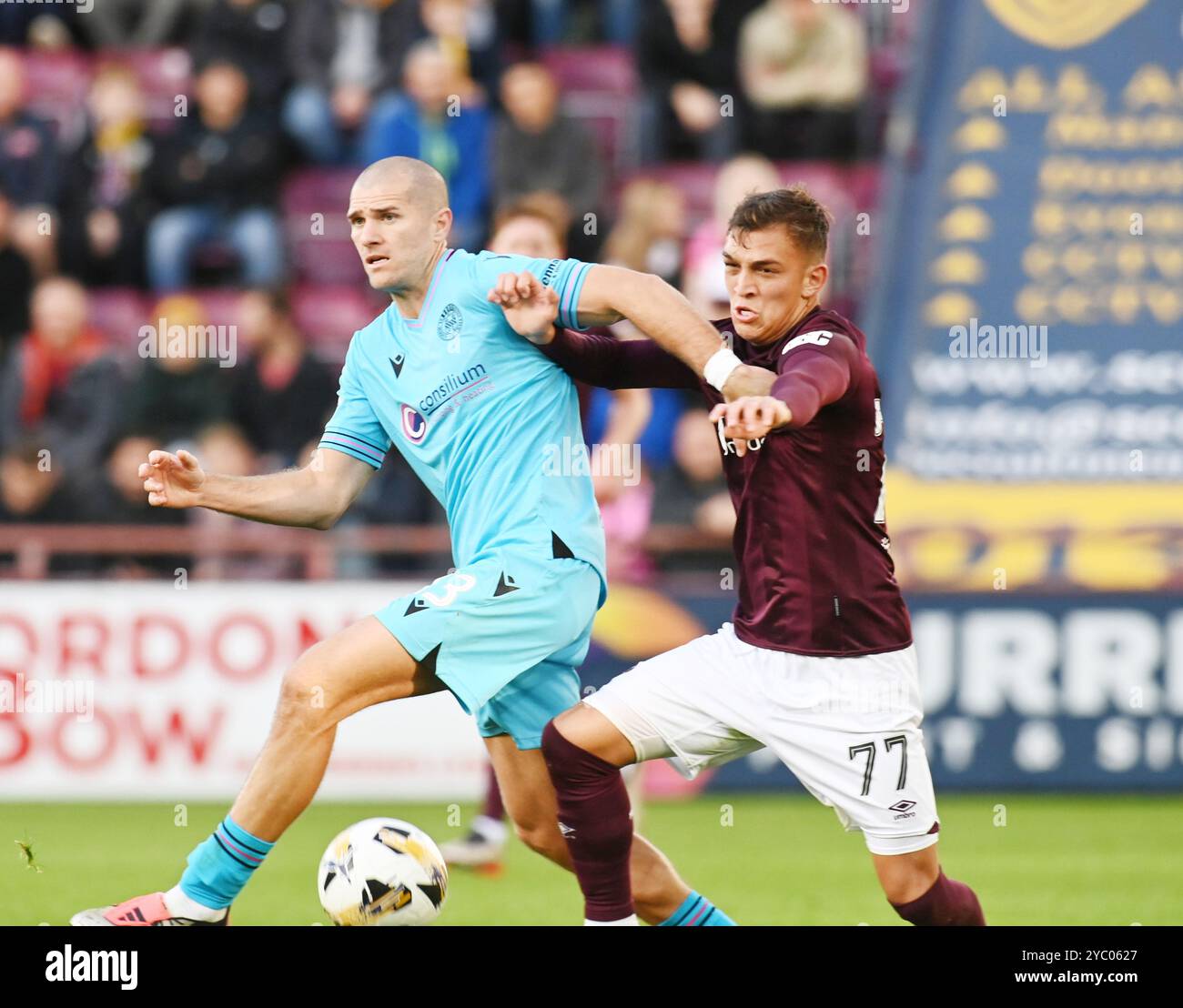 Tynecastle Park Edinburgh Schottland Großbritannien 19. Okt 24 William Hill Premiership Match Hearts vs St Mirren. St Mirrens Alex Gogic tussle mit Kenneth Vargas von Hearts Credit: eric mccowat/Alamy Live News Stockfoto