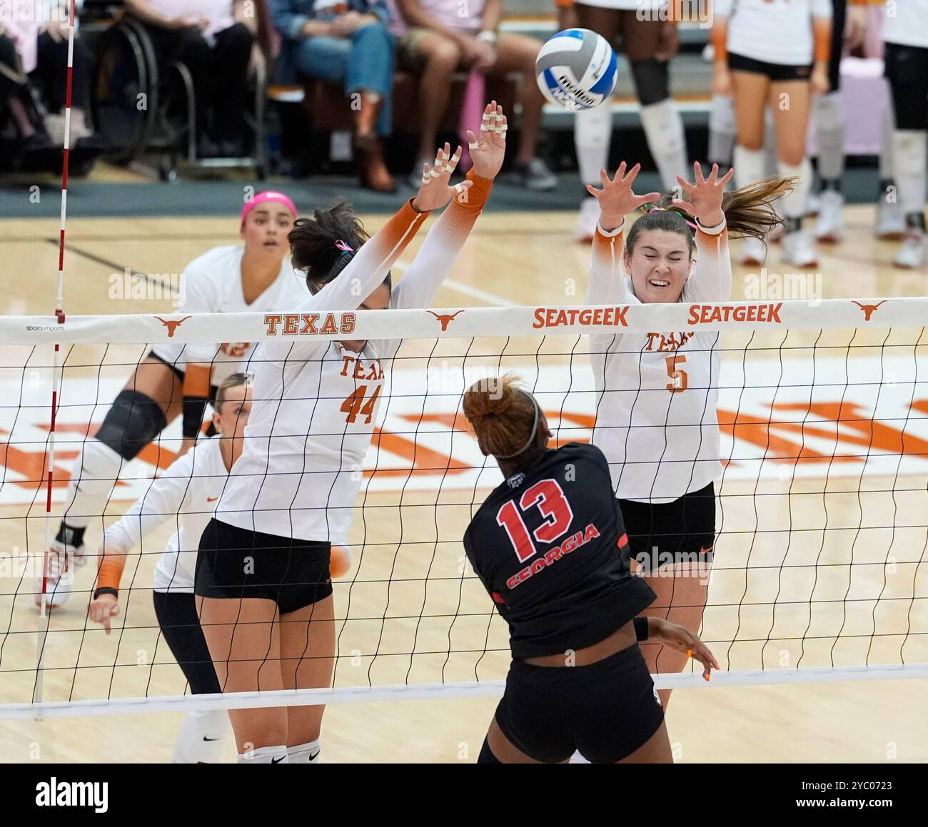 Austin, Texas, USA. Oktober 2024. Texas Outside-Hitter Devin Kahahahawai (44) und Middle-Blocker Ayden Ames (5) am 20. Oktober 2024, um einen Schuss aus Georgia zu blockieren. (Kreditbild: © Scott Coleman/ZUMA Press Wire) NUR REDAKTIONELLE VERWENDUNG! Nicht für kommerzielle ZWECKE! Stockfoto