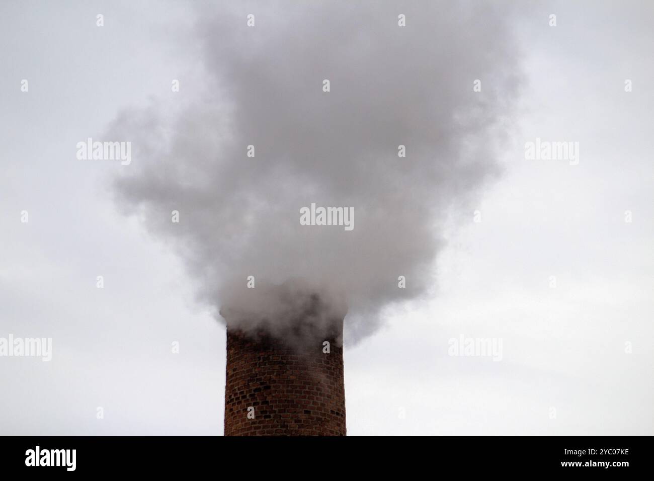 Anicuns, Goias, Brasilien – 20. Oktober 2024: Fabrikschornstein, der Rauch ausstößt und die Umwelt verschmutzt. Umweltprobleme. Stockfoto