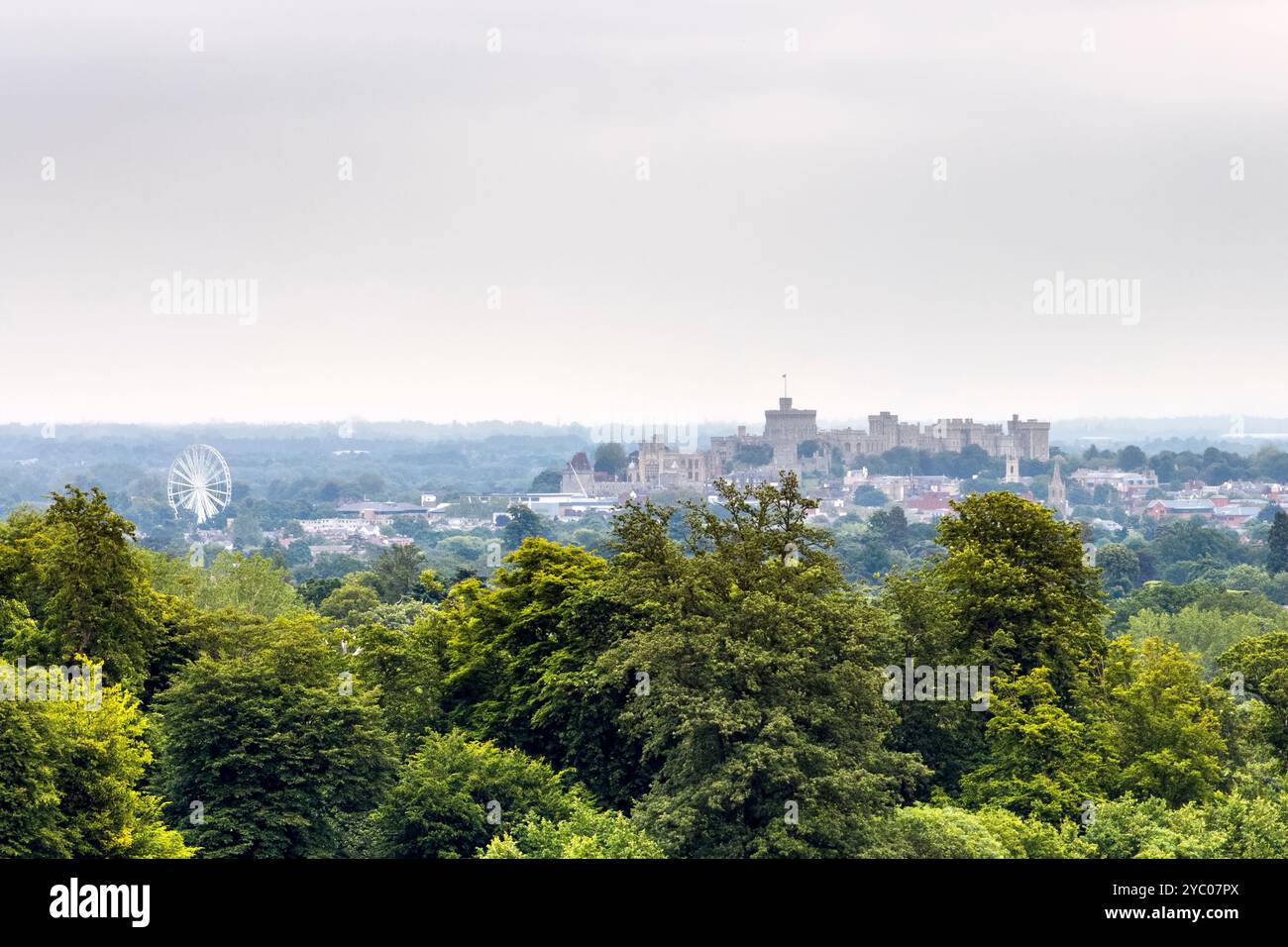 Ein Blick über die Stadt Windsor mit Schloss und Riesenrad, Windsor, Berkshire, Großbritannien Stockfoto