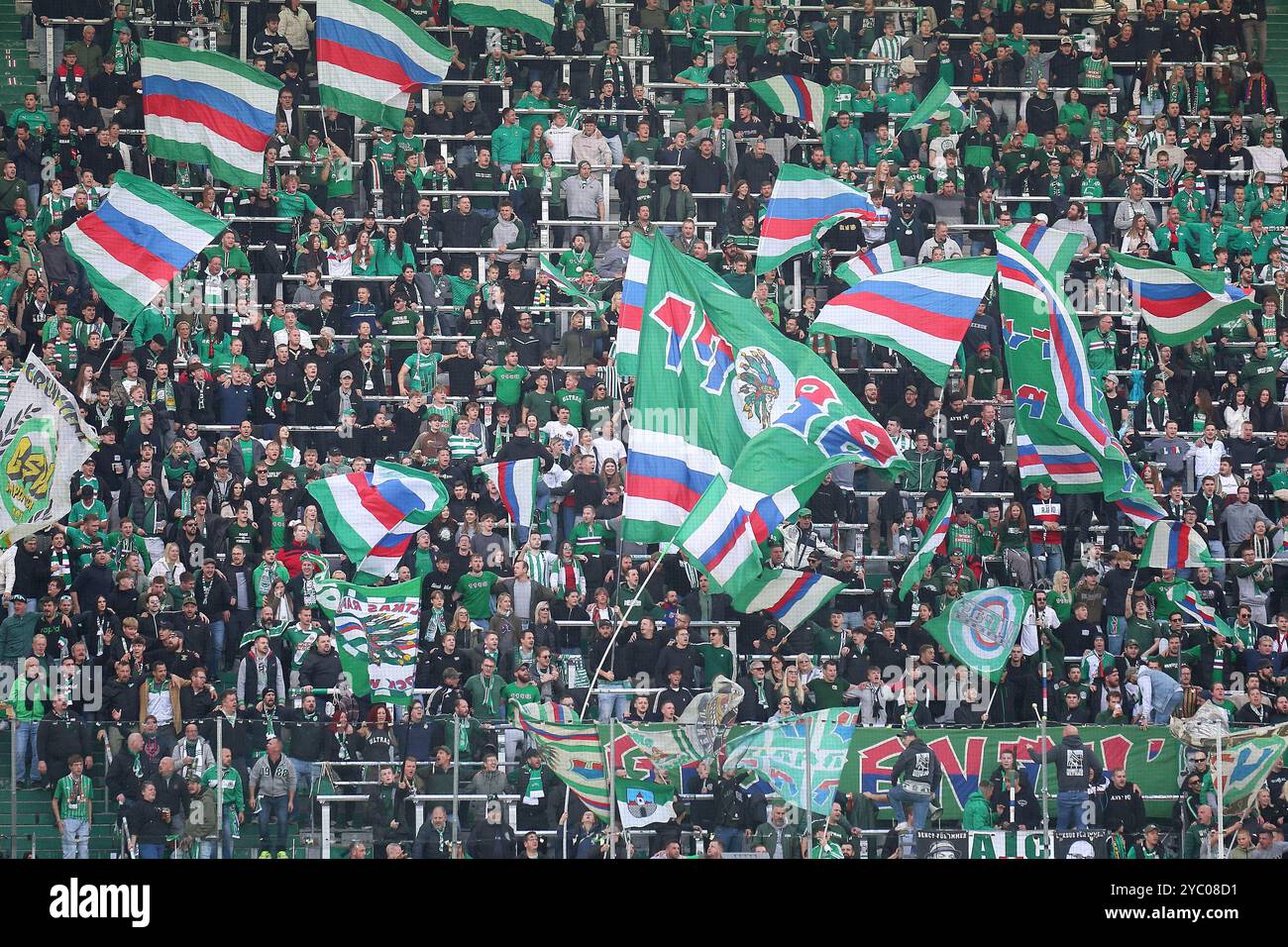 Wien, Österreich. Oktober 2024. WIEN, ÖSTERREICH - 20. OKTOBER: SK Rapid Fans während des Admiral-Bundesliga-Spiels zwischen SK Rapid und TSV Egger Glas Hartberg im Allianz Stadion am 20. Oktober 2024 in Wien.241020 SEPA 29 050 - 20241020 PD17428 Credit: APA-PictureDesk/Alamy Live News Stockfoto