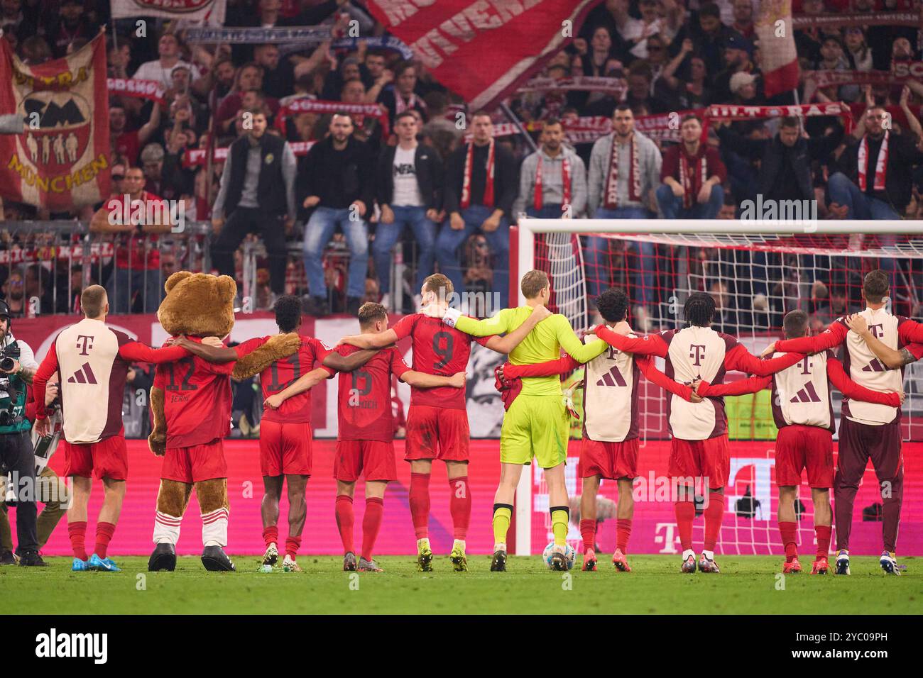 Team FCB feiert den Sieg mit Fans, FCB Maskottchen Bernie, Maskottchen, Kingsley Coman, FCB 11 Joshua KIMMICH, FCB 6 Harry Kane, FCB 9 Manuel NEUER, Torhüter FCB 1 im Spiel FC BAYERN MÜNCHEN - VFB STUTTGART 4-0 am 19. Oktober 2024 in München. Saison 2024/2025, 1.Bundesliga, FCB, München, Spieltag 7, 7.Spieltag Fotograf: ddp Images/STAR-Images - DFL-VORSCHRIFTEN VERBIETEN JEDE VERWENDUNG VON FOTOS als BILDSEQUENZEN und/oder QUASI-VIDEO - Credit: ddp Media GmbH/Alamy Live News Stockfoto