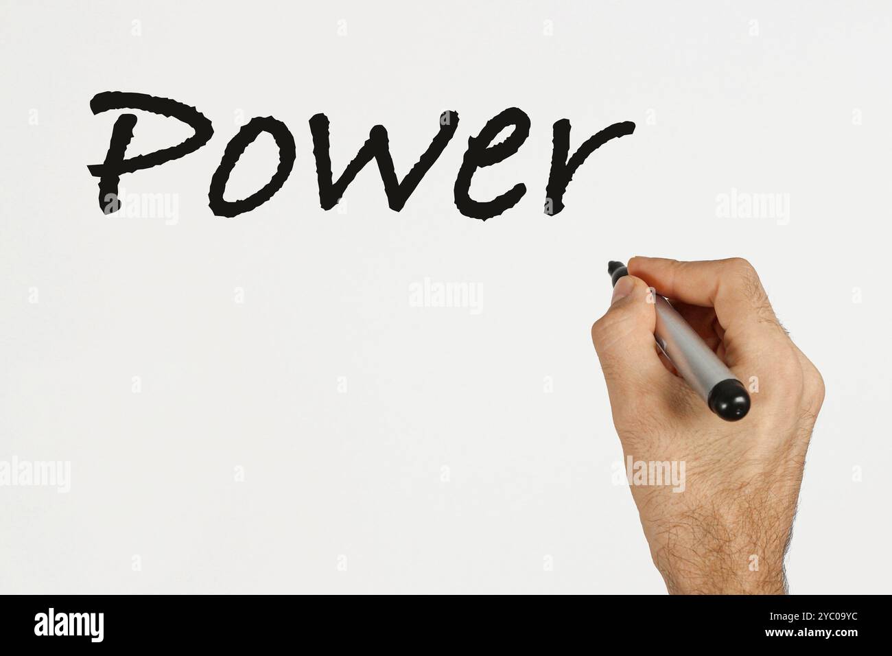Ein Mann schreibt "Power" auf das Whiteboard mit schwarzem Marker. Leerzeichen für Text. Stockfoto