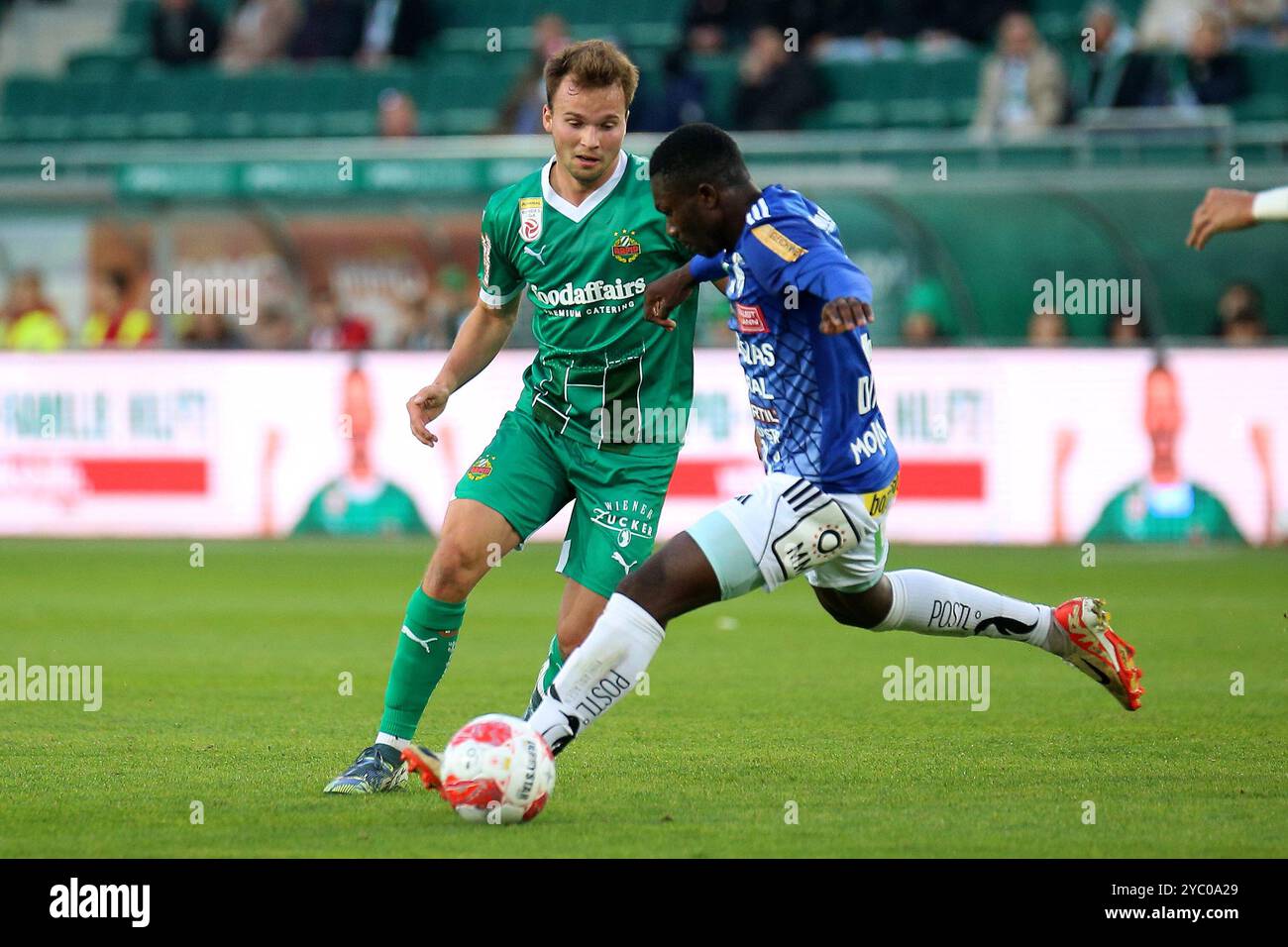 Wien, Österreich. Oktober 2024. WIEN, ÖSTERREICH - 20. OKTOBER: Matthias Seidl von Rapid und Youba Diarra von Hartberg während des Admiral-Bundesliga-Spiels zwischen SK Rapid und TSV Egger Glas Hartberg im Allianz Stadion am 20. Oktober 2024 in Wien.241020 SEPA 29 066 - 20241020 PD17419 Credit: APA-PictureDesk/Alamy Live News Stockfoto