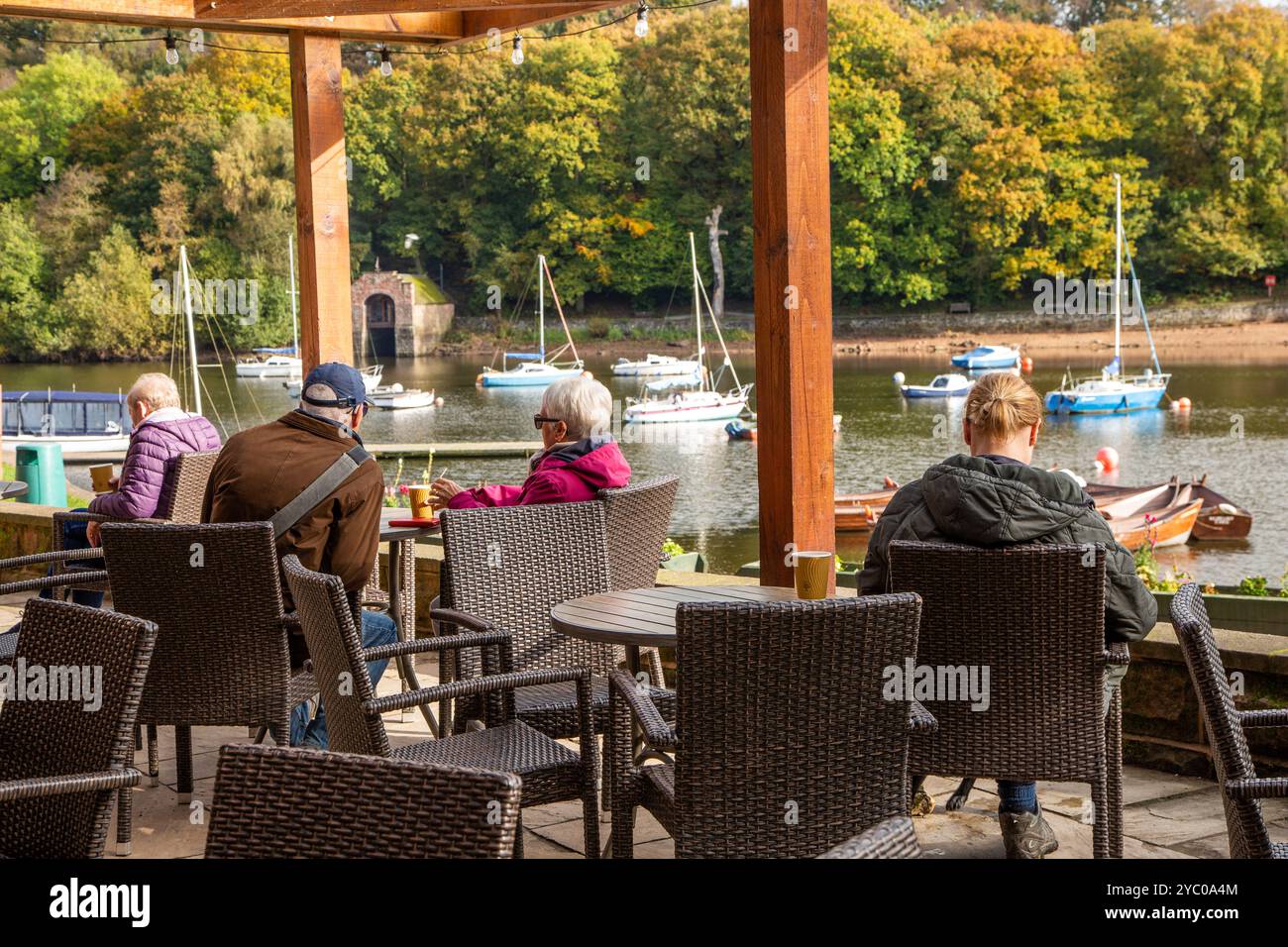 Die Leute sitzen im Café am Ufer des Rudyard Lake Staffordshire, einem Reservoir, das den Caldon-Kanal versorgt Stockfoto