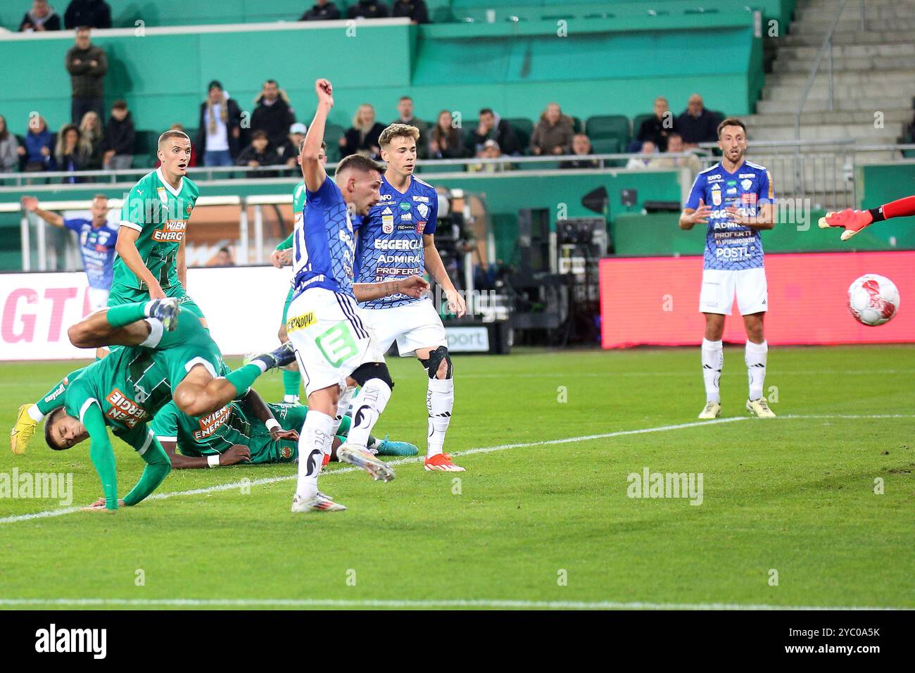 Wien, Österreich. Oktober 2024. WIEN, ÖSTERREICH - 20. OKTOBER: Jonas Auer von Rapid und Donis Avdijaj von Hartberg während des Admiral-Bundesliga-Spiels zwischen SK Rapid und TSV Egger Glas Hartberg im Allianz Stadion am 20. Oktober 2024 in Wien.241020 SEPA 29 068 - 20241020 PD17418 Credit: APA-PictureDesk/Alamy Live News Stockfoto