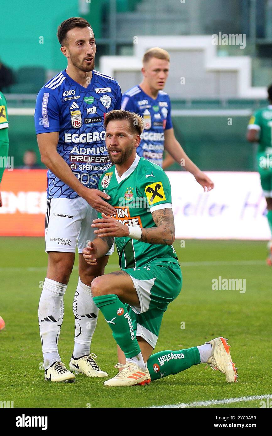 Wien, Österreich. Oktober 2024. WIEN, ÖSTERREICH - 20. OKTOBER: Patrik Mijic von Hartberg und Guido Burgstaller von Rapid während des Admiral-Bundesliga-Spiels zwischen SK Rapid und TSV Egger Glas Hartberg im Allianz Stadion am 20. Oktober 2024 in Wien.241020 SEPA 29 064 - 20241020 PD17446 Credit: APA-PictureDesk/Alamy Live News Stockfoto