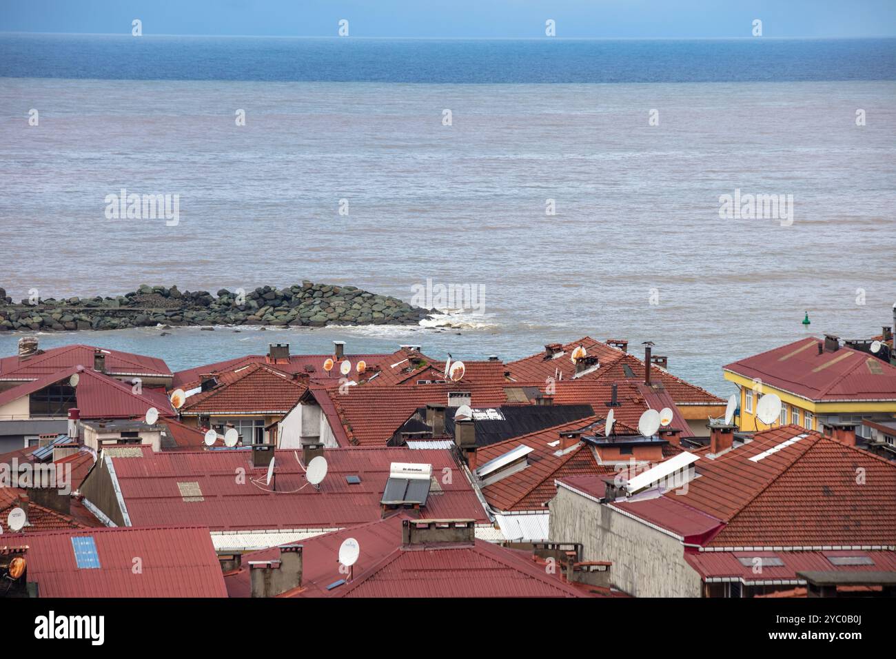 Panoramablick auf Cayeli, Rize, Türkei mit Blick auf das Schwarze Meer an einem bewölkten Tag mit Küsten- und Stadtlandschaft Stockfoto