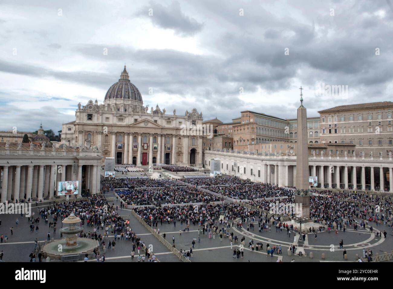 Vatikanstadt, Vatikan, 20. Oktober 2024. Papst Franziskus führt eine Heiligsprechungsmesse von 14 neuen Heiligen, darunter 11 Märtyrern aus Damaskus, auf dem Petersplatz im Vatikan. Die neuen Heiligen sind: Vater Manuel Ruiz López und seine sieben Gefährten, die Brüder Francis, Mooti und Raphael Massabki, Vater Joseph Allamano, Schwester Marie Leonie Paradis und Schwester Elena Guerra. Maria Grazia Picciarella/Alamy Live News Stockfoto