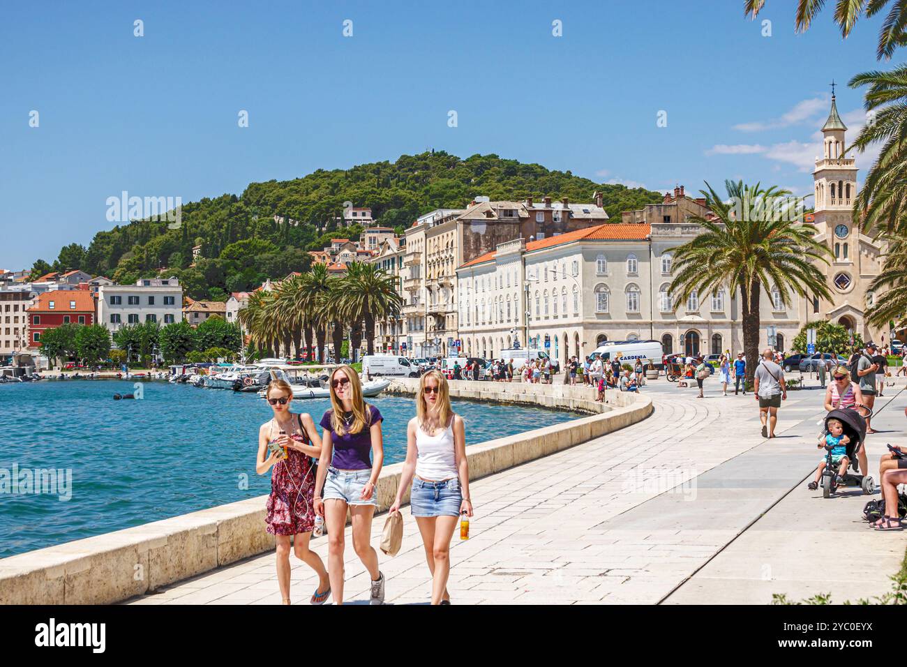 Split Kroatien, Kastela Bay Adria Mittelmeer, Balkan, Splitska Riva Uferpromenade Promenade Promenade, Teenager Mädchen Fußgänger gehen, Schwestern Geschwister Stockfoto