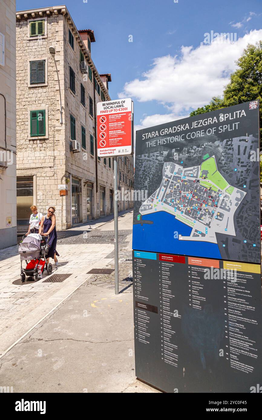 Split Kroatien, Altstadt, Wegweiser Guide Map Sehenswürdigkeiten Liste, Frauen Mutterbewohner, schieben Kinderwagen, Fußgänger, Schilder Stockfoto