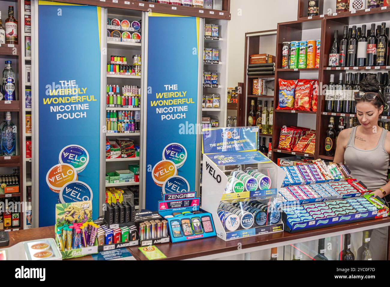 Split Kroatien, Altstadt, Tabak CBD Vape Likör Laden, Velo Nikotin Beutelfeuerzeuge, Thekenwerbung Werbung, weibliche Angestellte Angestellte, Kroatisch Stockfoto