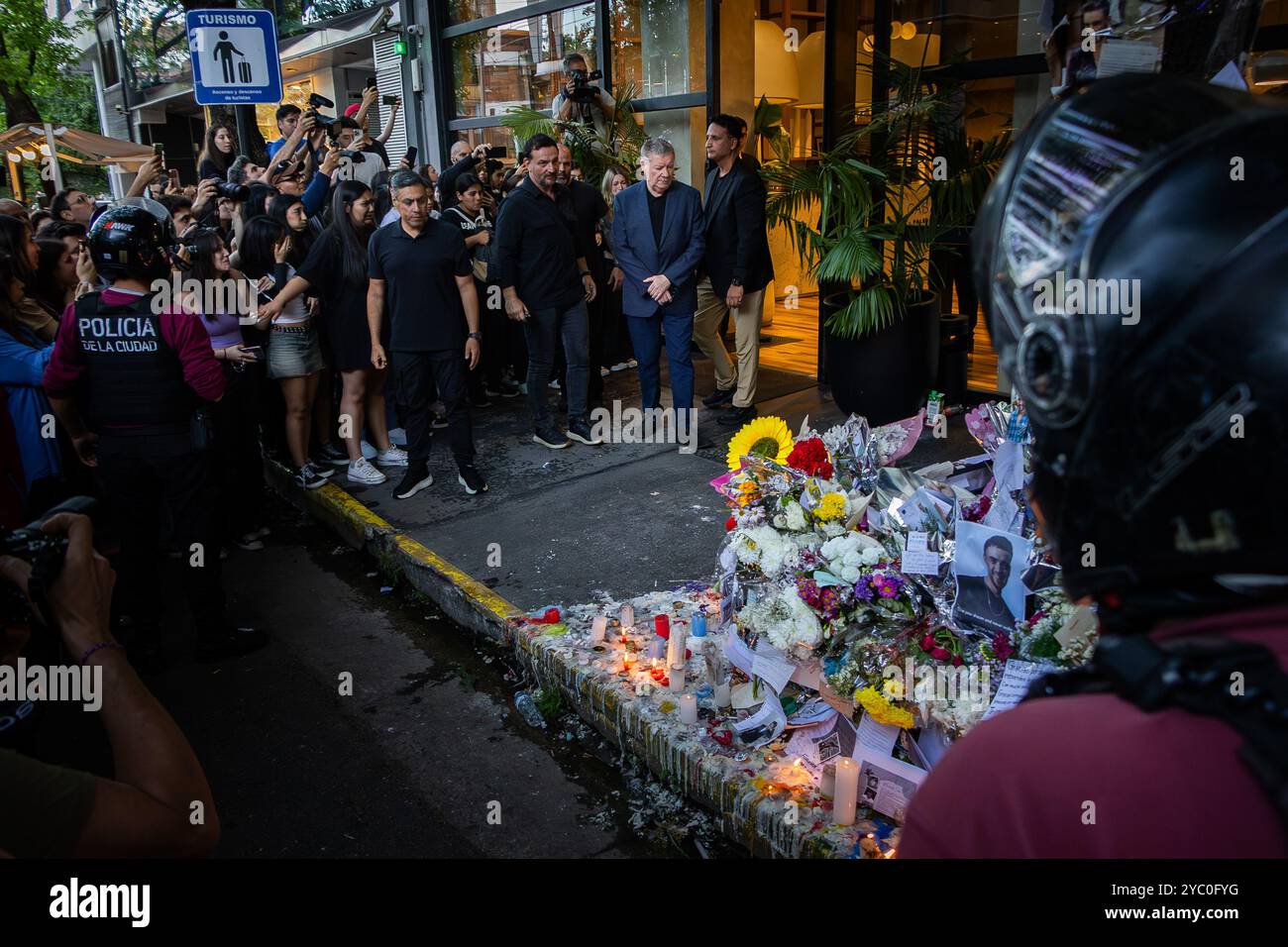 Buenos Aires, Argentinien. Oktober 2024. Liam Paynes Vater schaut auf den Altar, der zu Ehren seines Sohnes errichtet wurde, während die Fans einen Kreis mit der Polizei bilden, damit er ihn umrunden kann, ohne gestört zu werden. Geoff Payne, Liams Vater, kommt im Casa Sur Hotel in Palermo an, wo sein Sohn starb, nachdem er in der Leichenhalle gewesen war, um die Leiche zu identifizieren. Fans stellten einen Altar vor der Tür des Hotels auf, wo der junge 31-jährige Musiker sich aufhielt, um ihm zu Tribut zu zollen. (Credit Image: © Rosana Alvarez Mullner/SOPA Images via ZUMA Press Wire) NUR REDAKTIONELLE VERWENDUNG! Nicht für Commer Stockfoto